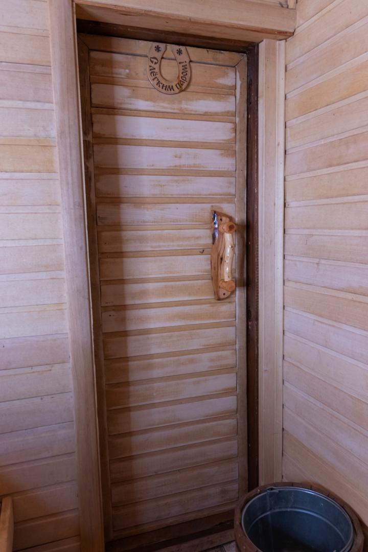 Демонстрационная баня школы банного строительства и парения Виктора Седова с двумя печами Суховей ПС16 и Аито 7кВт в Стайках, 2002г.